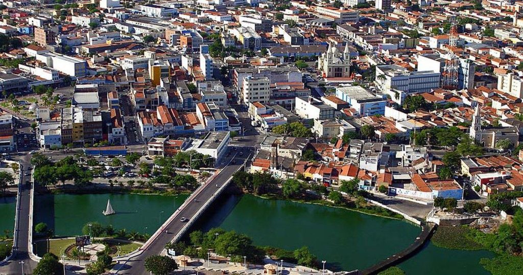 Imagem aérea da cidade de Mossoró, representando as experiências gastronômicas, culturais e regionais para quem busca o que fazer em Mossoró