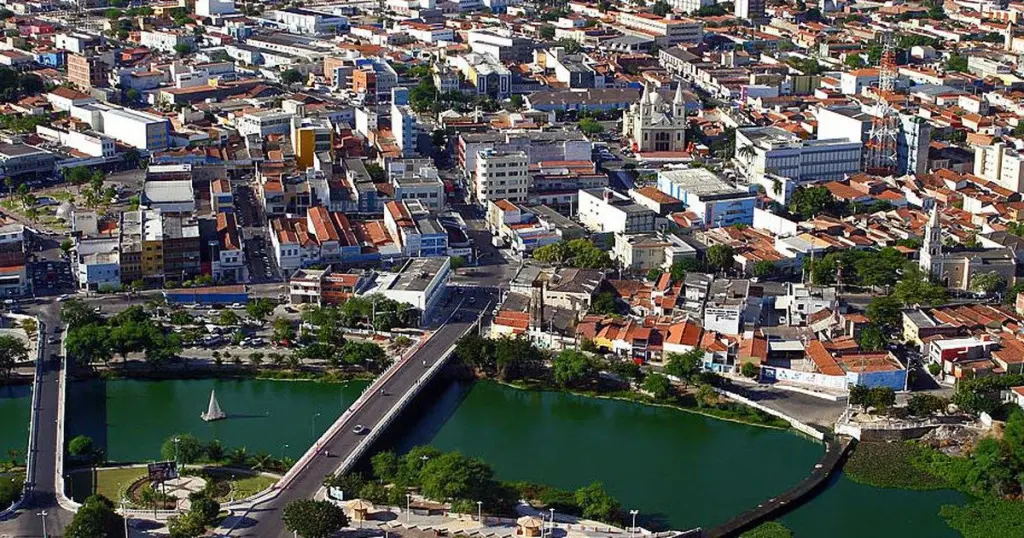 Imagem aérea da cidade de Mossoró, representando as experiências gastronômicas, culturais e regionais para quem busca o que fazer em Mossoró