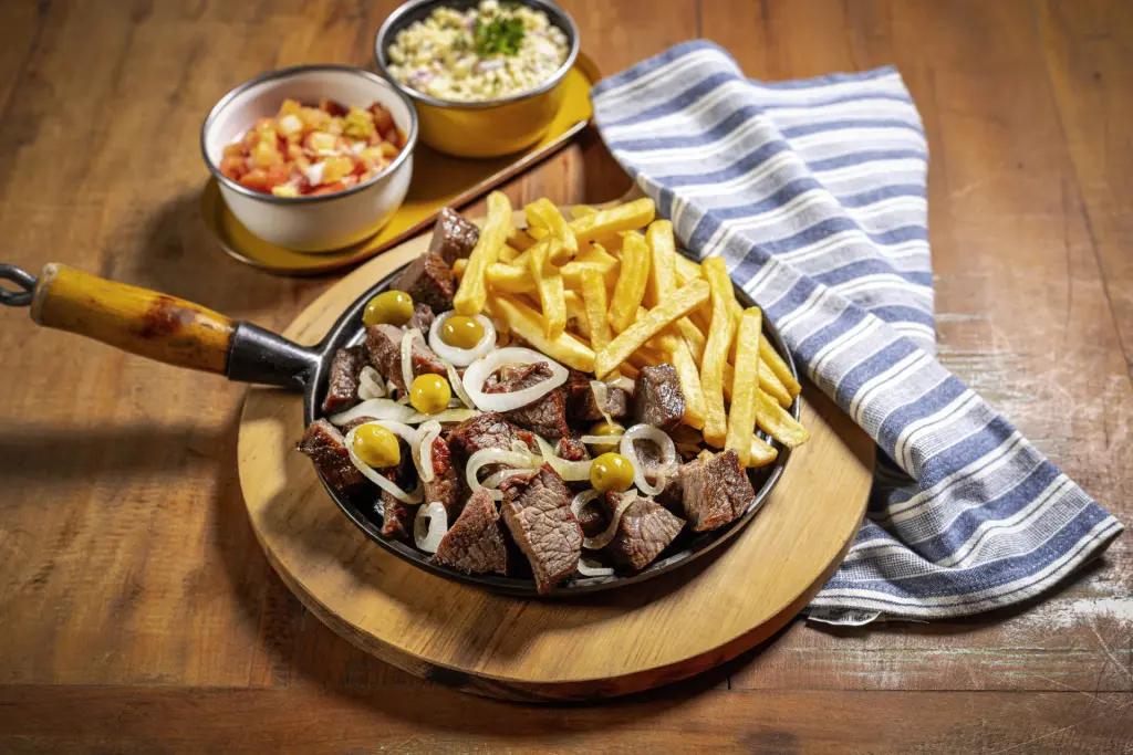 Carne de sol acebolada