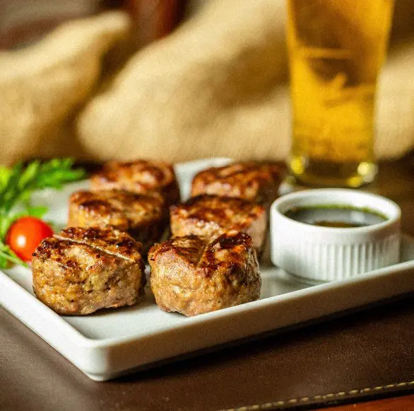 Prato cordeiro baby burguer, opção para o dia do hambúrguer no Tábua