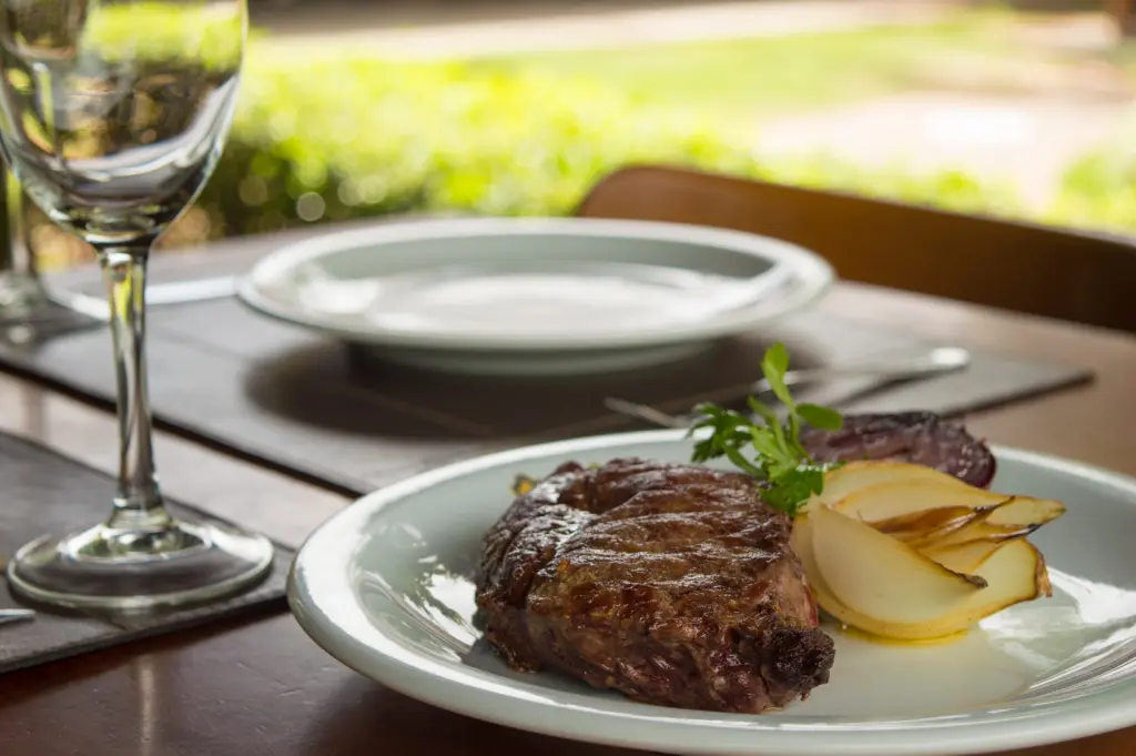 A imagem mostra um empratamento do Tábua, restaurante em Mossoró para almoço