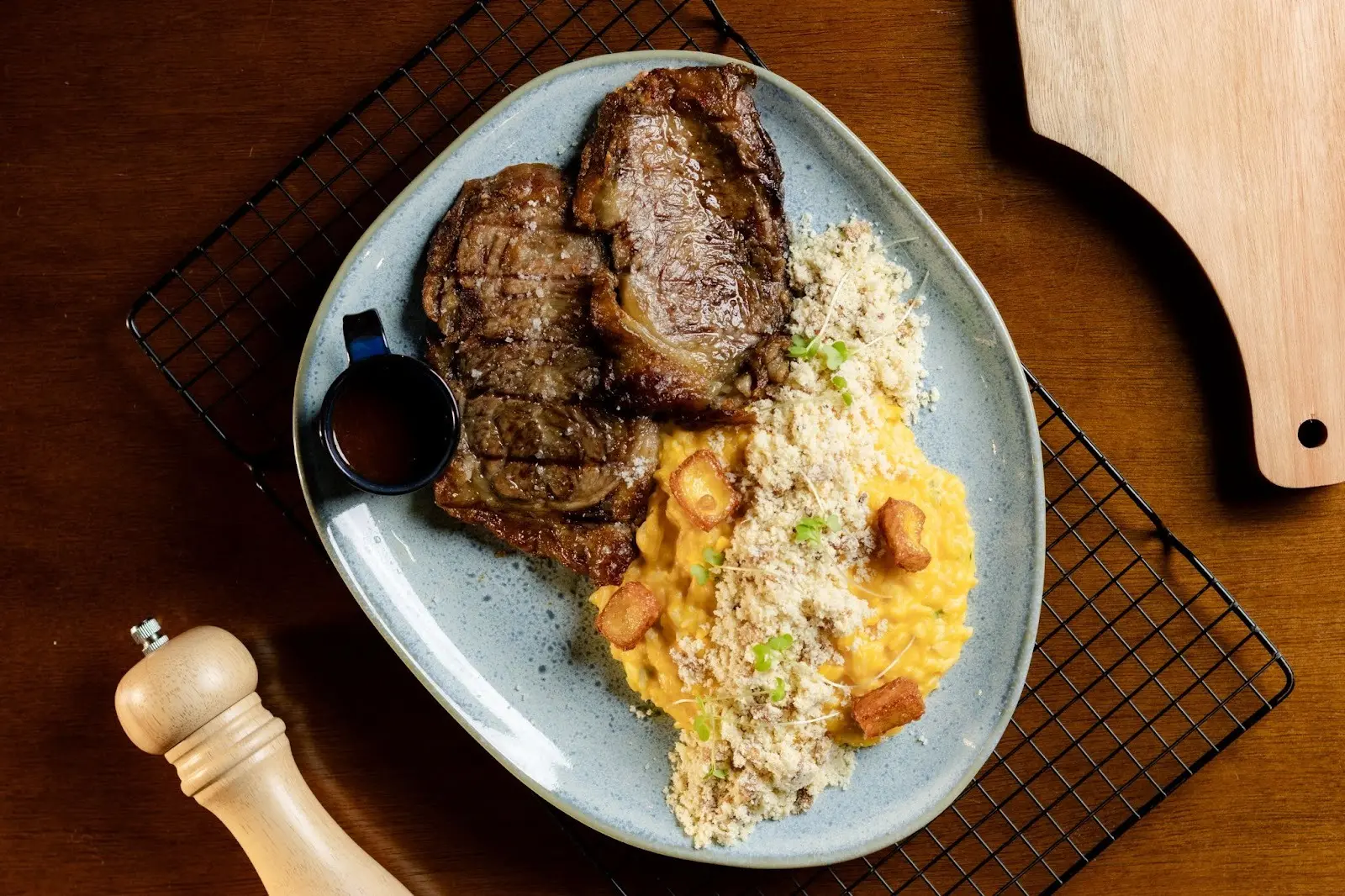 Carne de sol com acompanhamentos e manteiga de garrafa