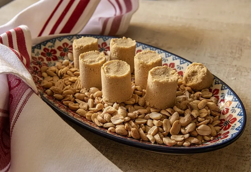 Paçoca de amendoim distribuida em travessa