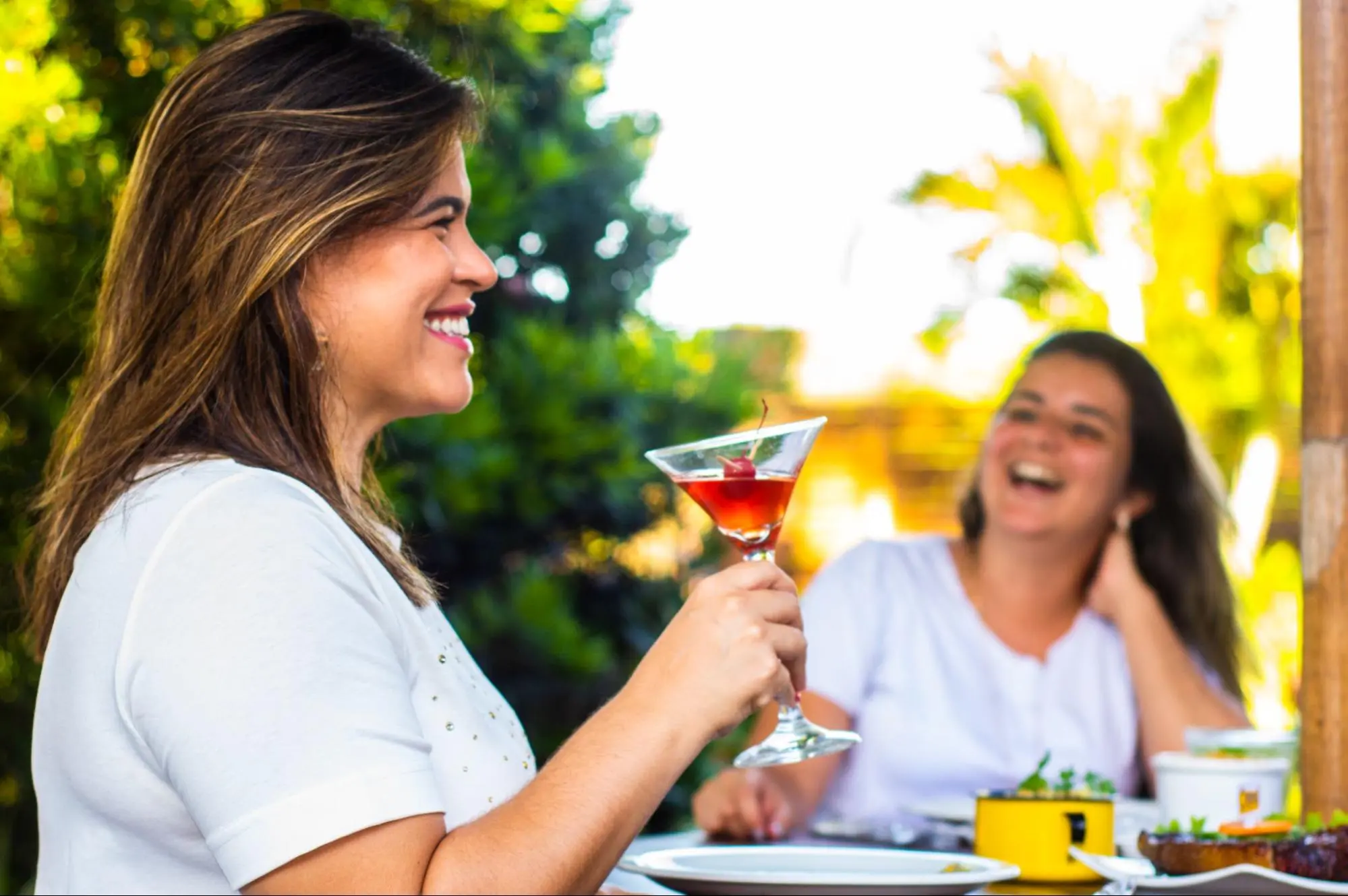 mãe e filha felizes no restaurante onde decidiram almoçar no dia das mães