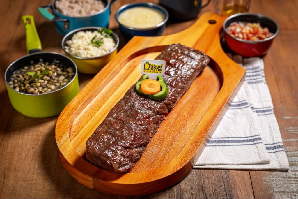 prato composto por carne, farofa d´água, arroz e feijão verde