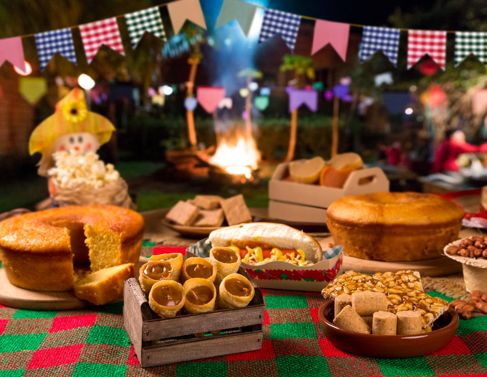 mesa com típicas comidas juninas do Nordeste