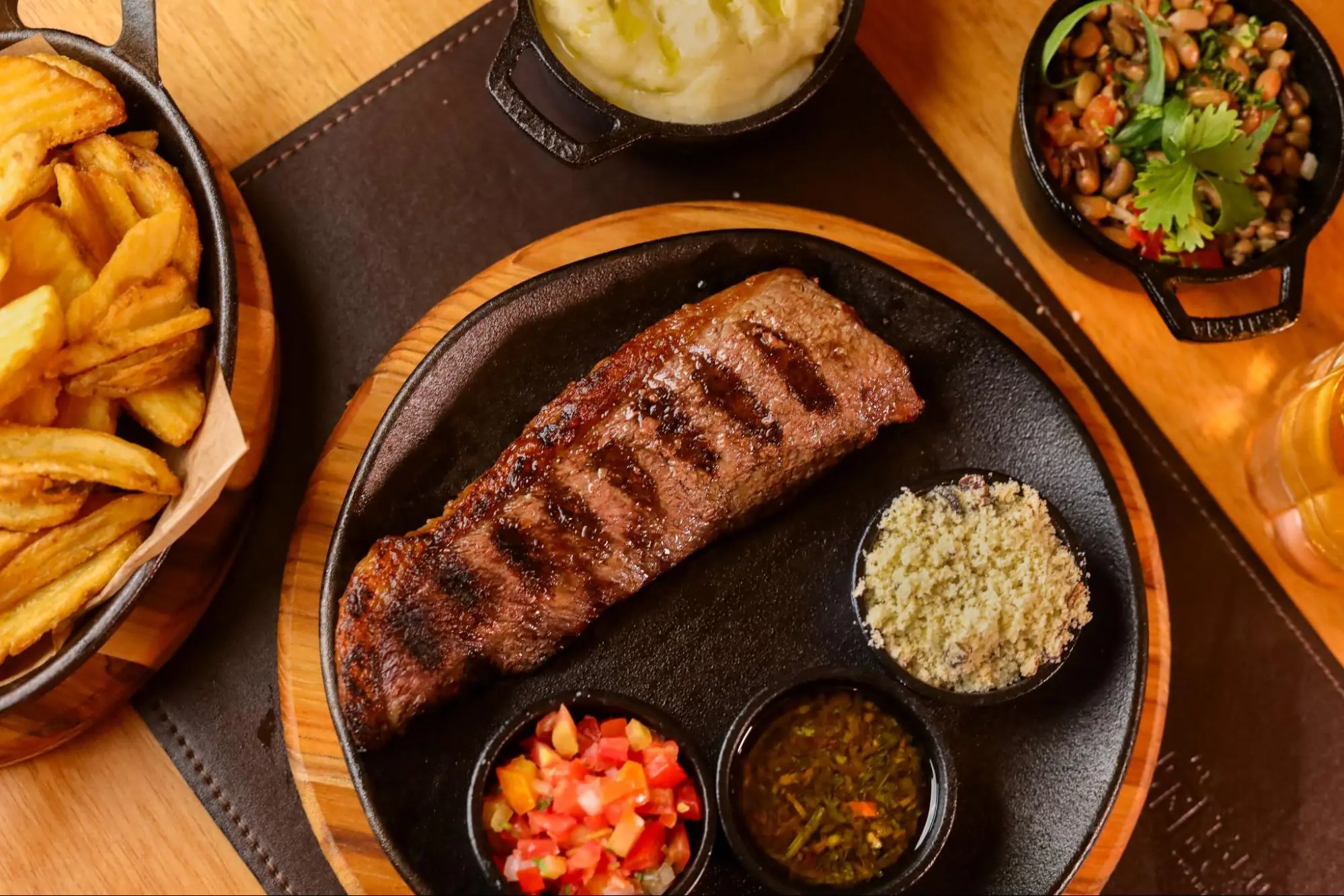 prato formado por carne, farofa, vinagrete, batata e macaxeira frita disponível no Tábua de Carne para o almoço de dia das mães